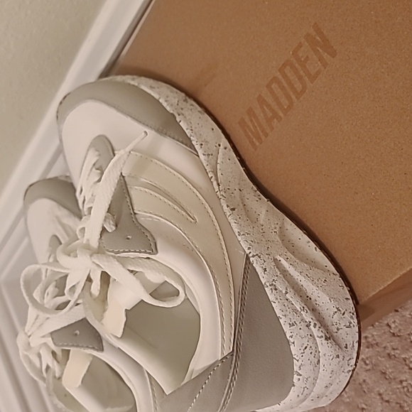 Steve Madden White Sneaker NEW - Picture 11 of 11